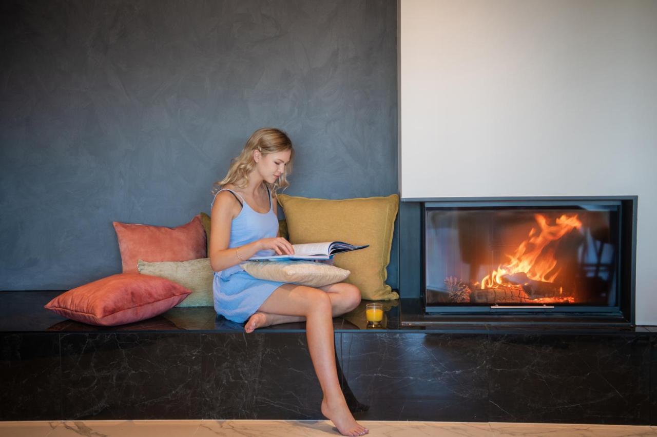 Galaxy Boutique Hotel Lago Tékapo Exterior foto A woman reading a book by a fireplace